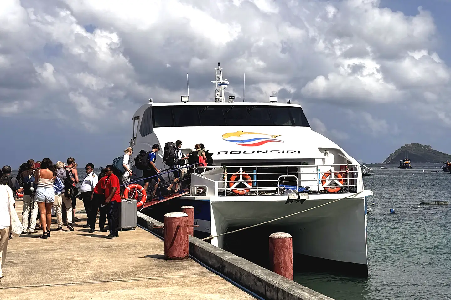 Boarding Boonsiri Sealine Koh Tao Pier